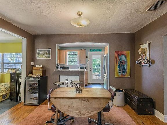 3rd image of 1015 W Woodlawn Ave
