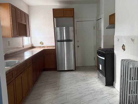 3rd image of 209 Park Ave Floor 2