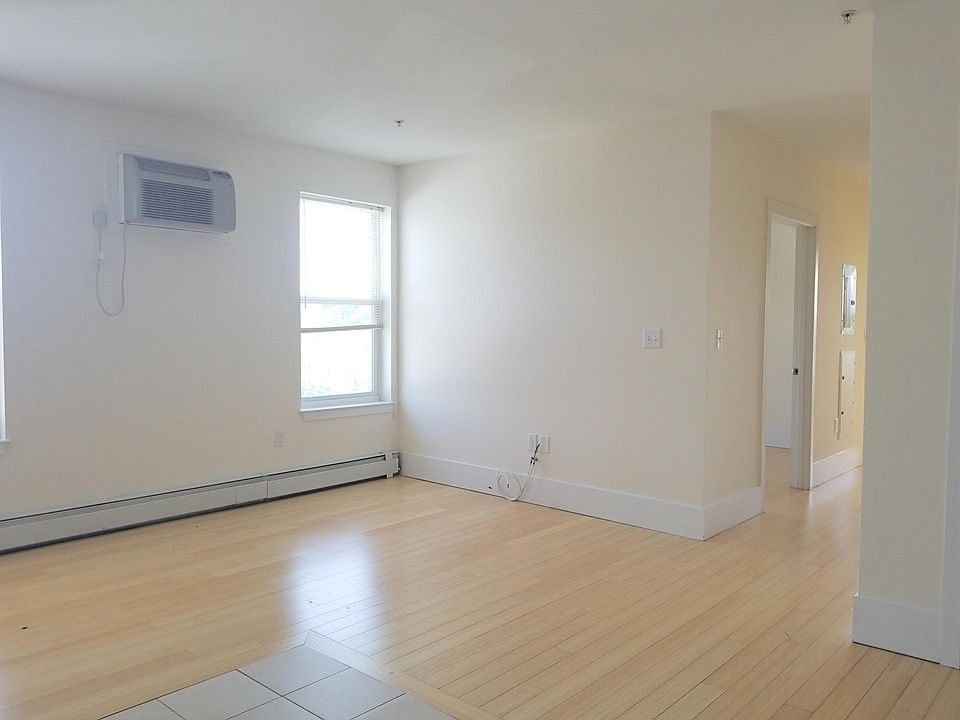 2nd image of 505 Pleasant St APT 1