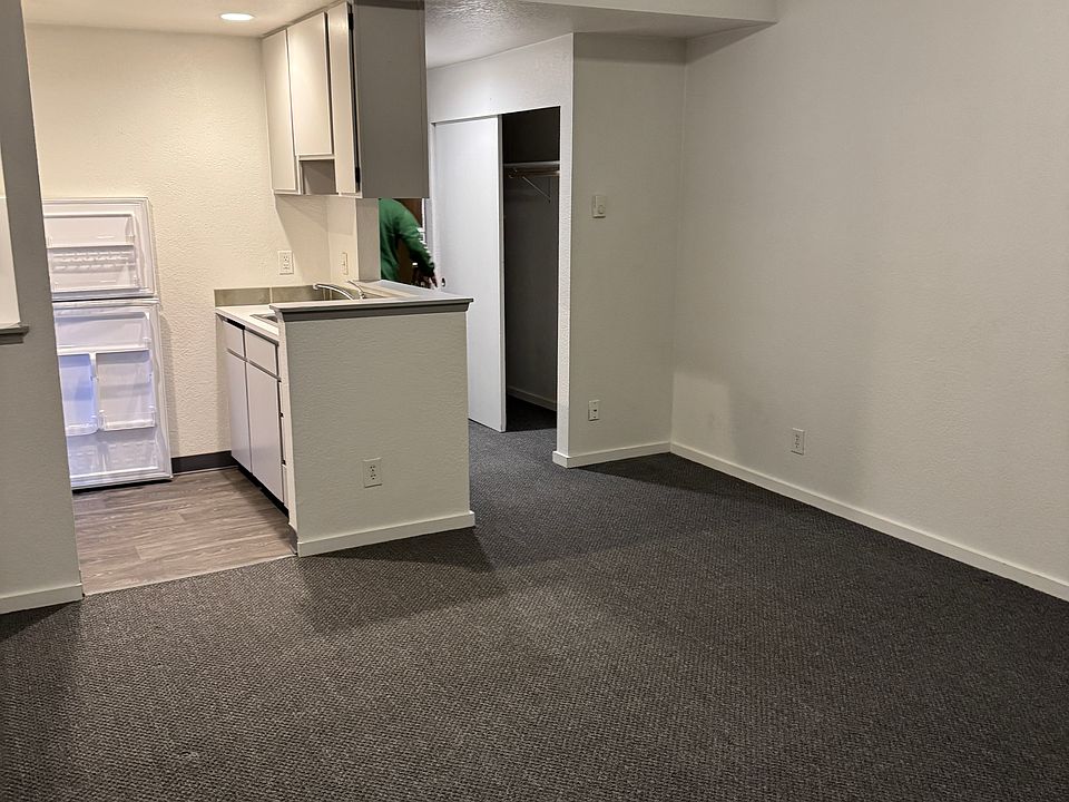 1st image of 922 S 3rd St APT 4