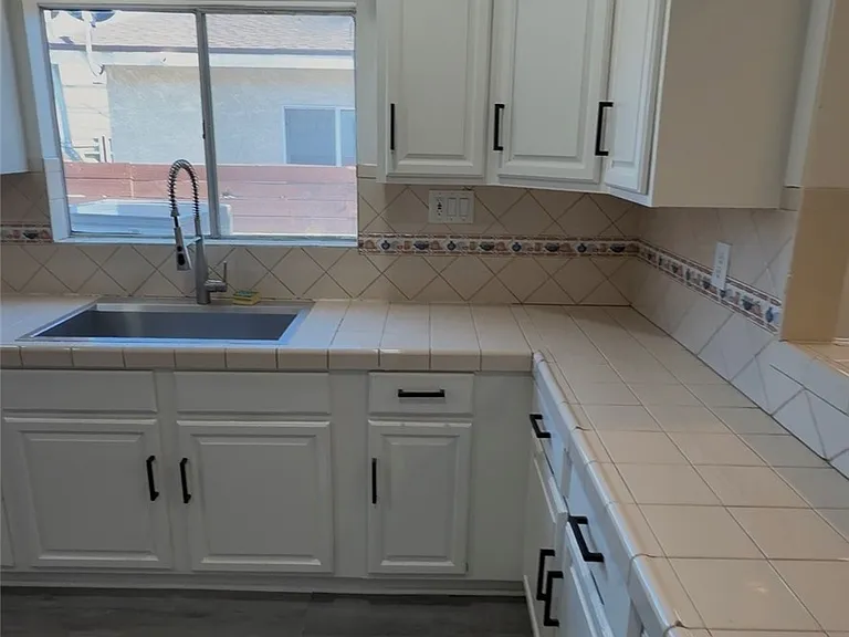 322 S Grand Ave — Photo 4