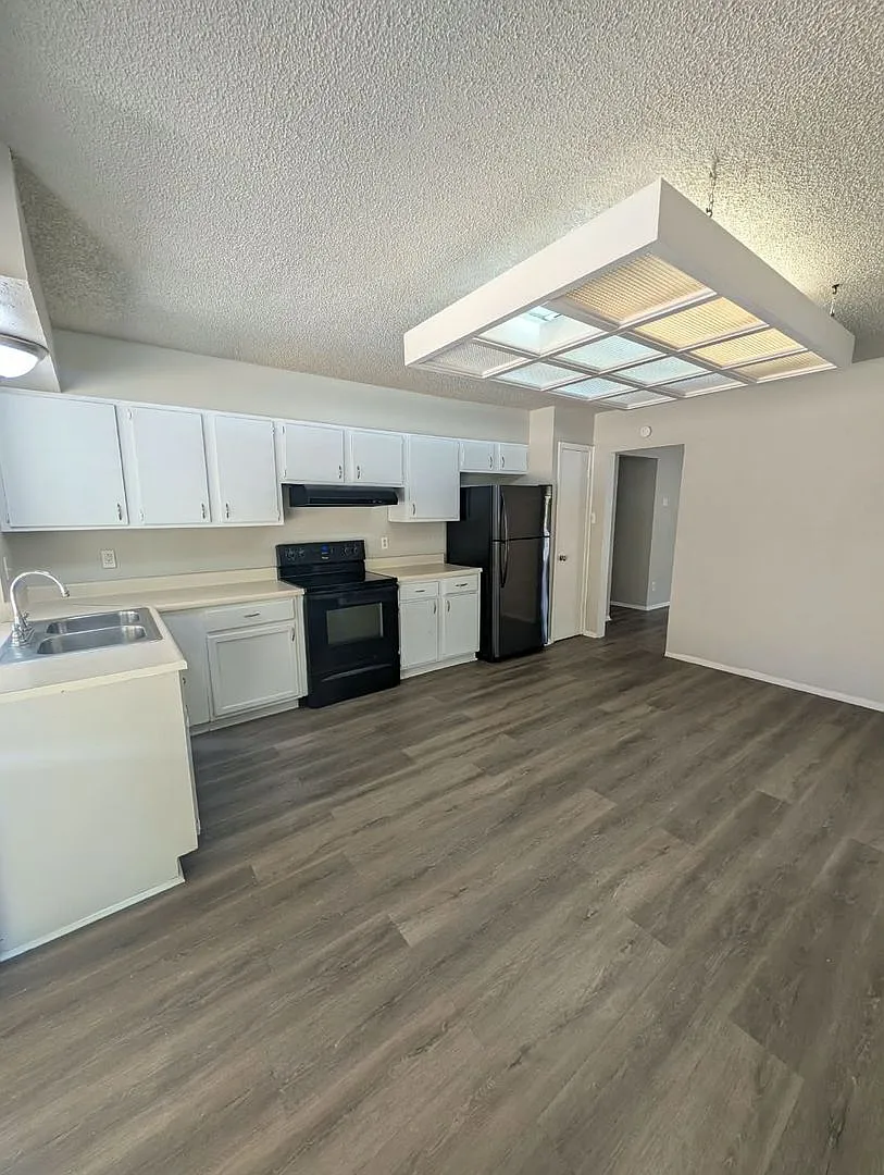 Beautiful One-Story House Near Randolph Afb! — Photo 3