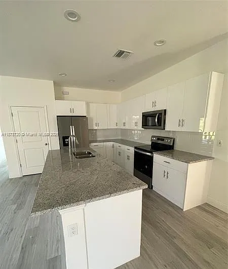 3 bed, 2.0 bath, 1731 sqft, $2,300 — Photo 2