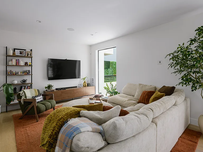 745 N Gramercy Pl — Photo 5
