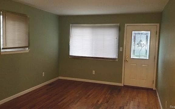 3rd image of 27195 Seyburn Ave