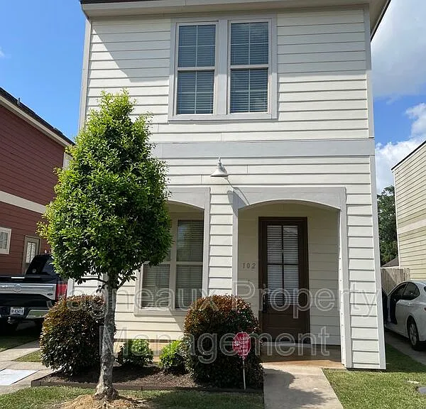 102 Hargrave Dr — Photo 1