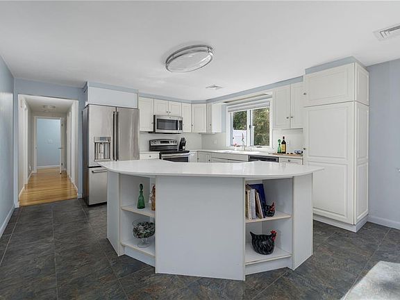 5th image of 251 Succotash Rd