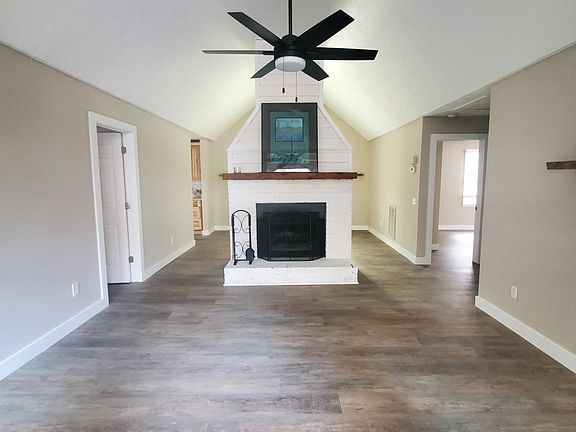 4th image of 398 Circle J Dr
