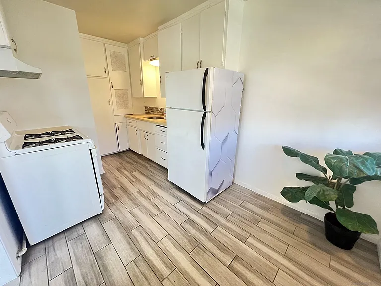 4064 Oakcrest Dr — Photo 2