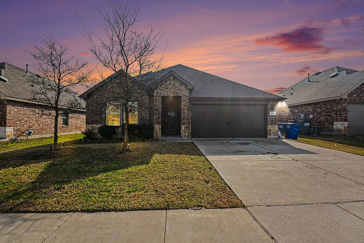 Building Photo - 611 Saddle Club Way