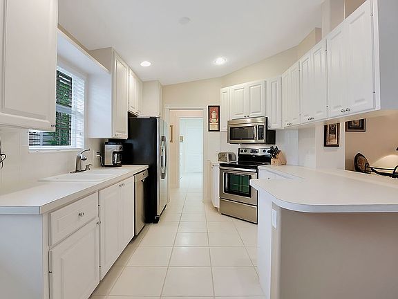 3rd image of 3257 Barbados Ln