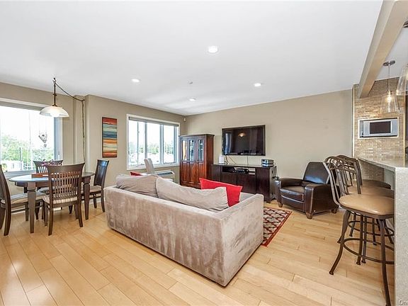 5th image of 1490 Outlook Ave APT 2P
