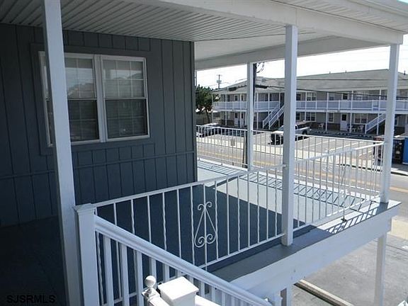 2nd image of 825 Plymouth Pl #20
