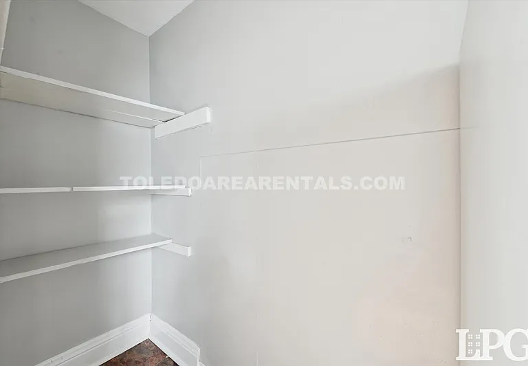 340 E Lake St — Photo 9