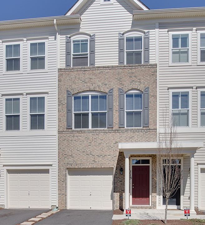 Excellent Curb Appeal!