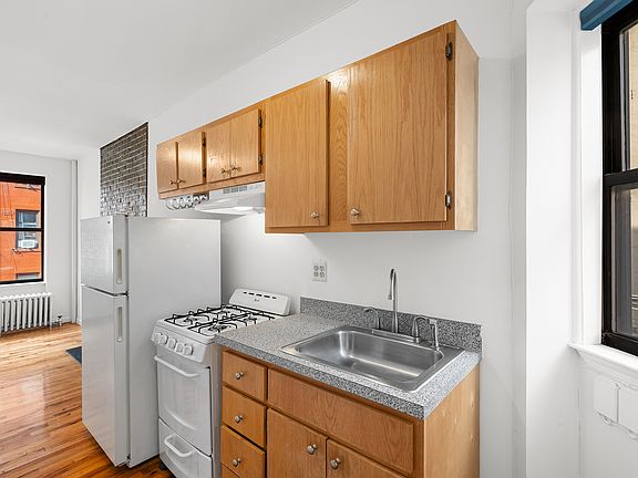 5th image of 242 Mulberry St APT 13
