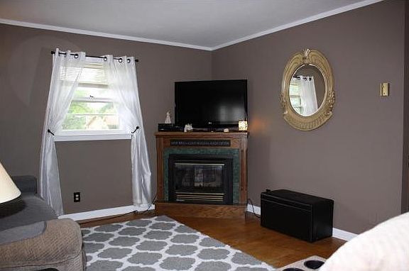 3rd image of 1627 Seward Dr