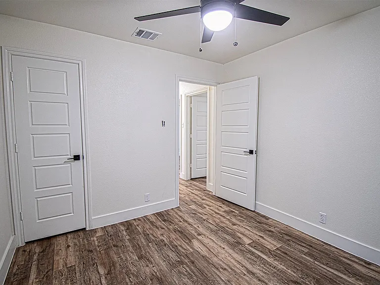 551 E Burks St — Photo 25