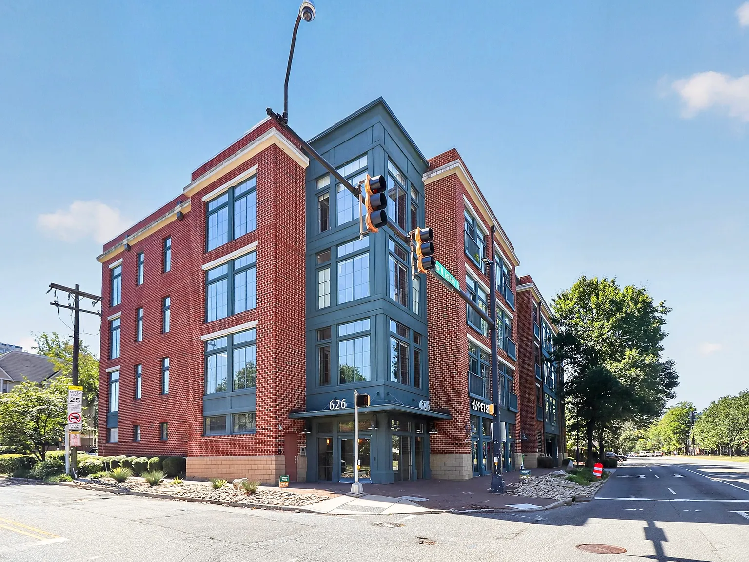 626 N Graham St — Photo 1