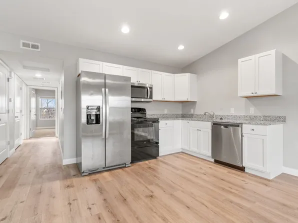 5113 Devils Glen Rd APT 209, Bettendorf, IA 52722