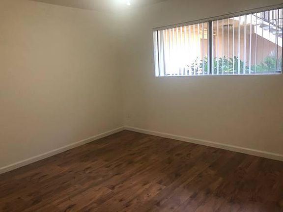 4th image of 5445 Lindley Ave