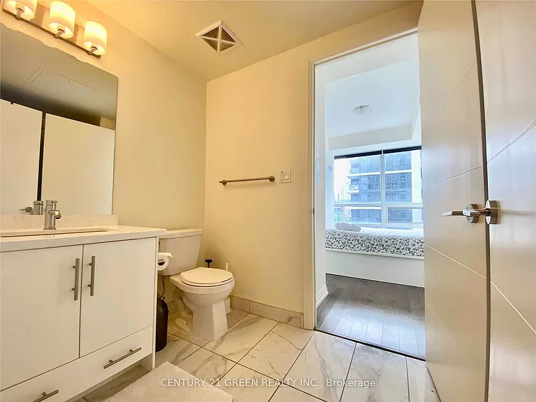460 Adelaide St E #1815 — Photo 6