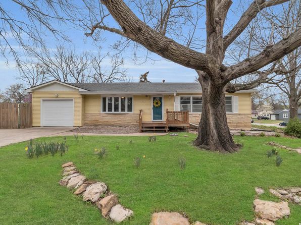 1102 W 20th St, Lawrence, KS 66046