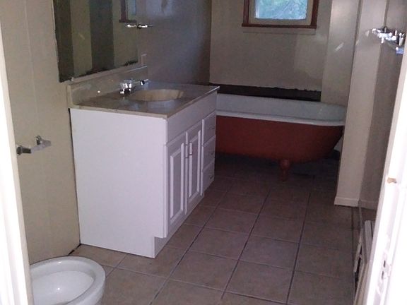 4th image of 101 E 8th St