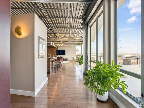 4th image of 2323 Locust St #Penthouse 600