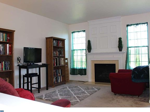 3rd image of 823 Oak St
