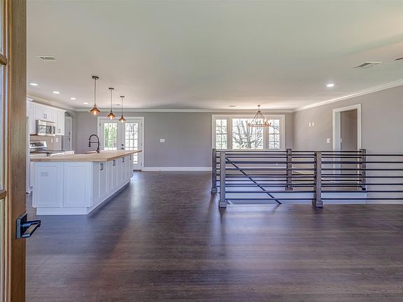 3rd image of 20 Lacy Ln