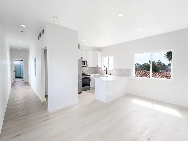 2860 Webster Ave — Photo 17
