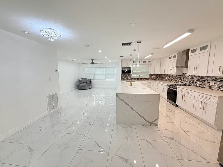 1557 Robinson Dr N — Photo 9