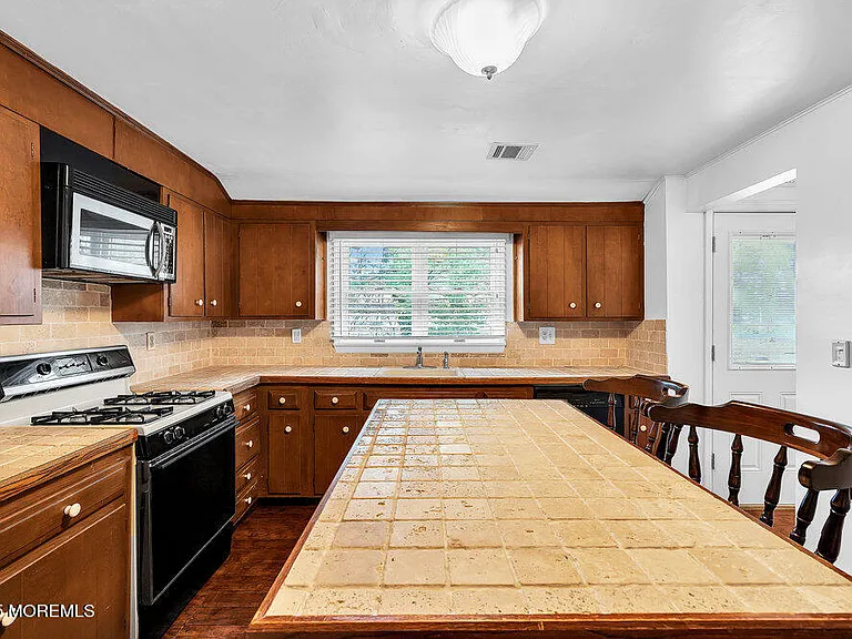 918 Charles Dr — Photo 22