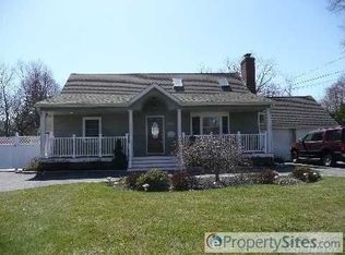 250 Raymond St, Islip, NY 11751