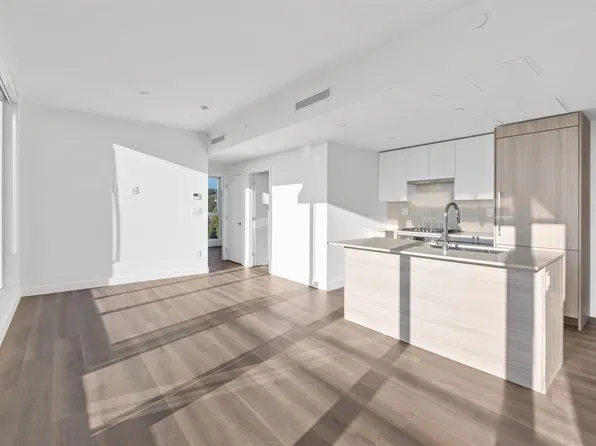 901 Lougheed Hwy #1306, Coquitlam, BC V3K 4H3