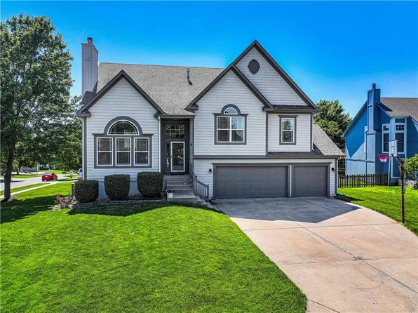 935 N Canyon Dr, Olathe, KS 66061
