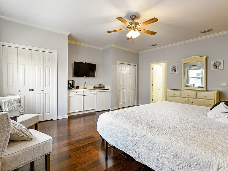 Master Ensuite with Kitchenette