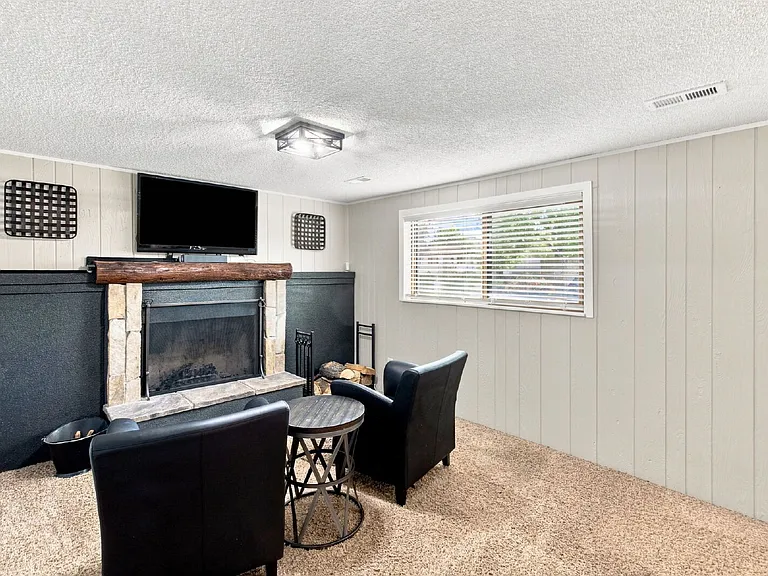 702 Squire St — Photo 27