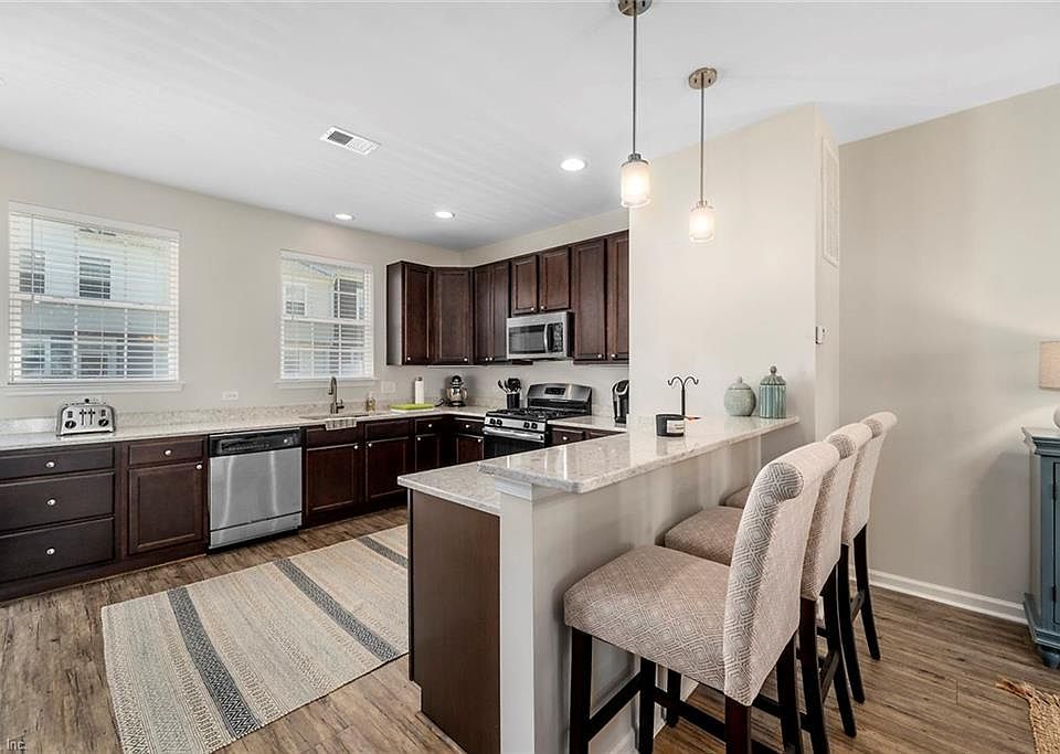Beautiful Upgraded Kitchen with Granite countertops, Gas Stove, Stainless Steel appliances and Bar top