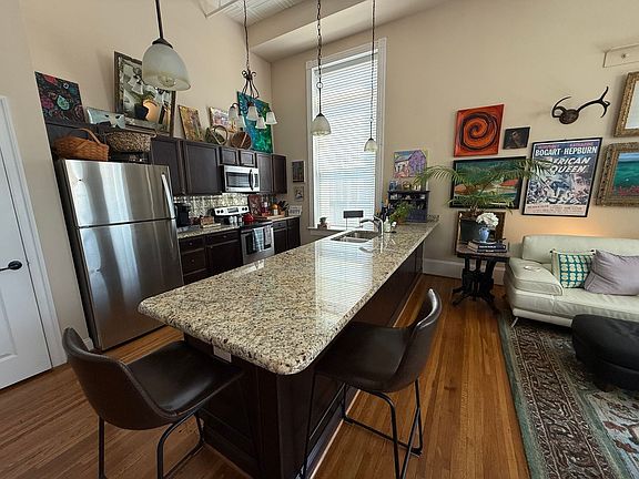 5th image of 922 Main St APT 205