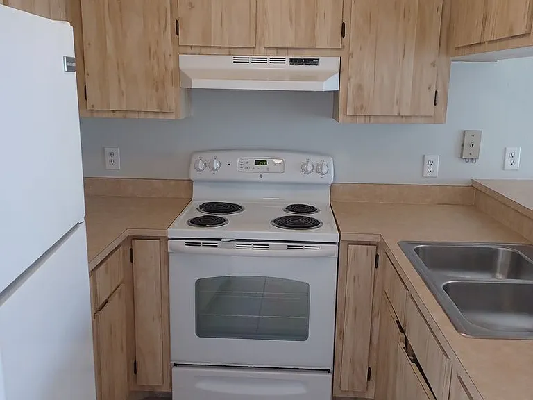 Community Pool / All Tiled Unit with a screened in lanai / Water Included & 1 mnth FREE — Photo 4