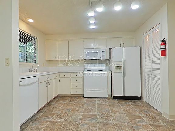 4th image of 2907 NW Glenridge Dr