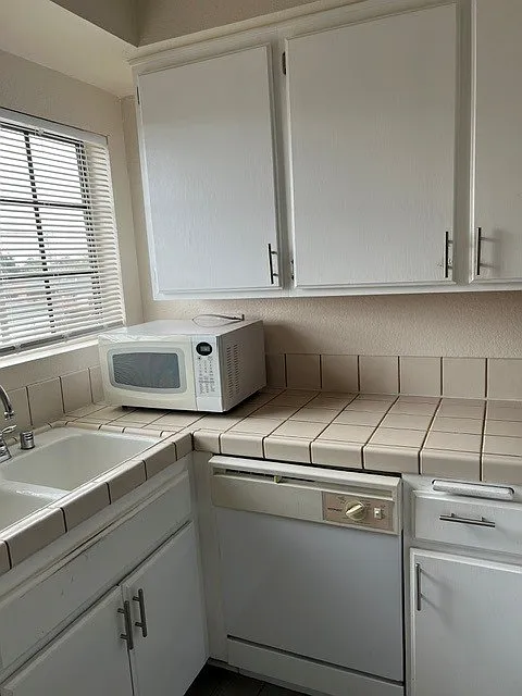 2 bed, 1.5 bath, 825 sqft, $2,295 — Photo 3