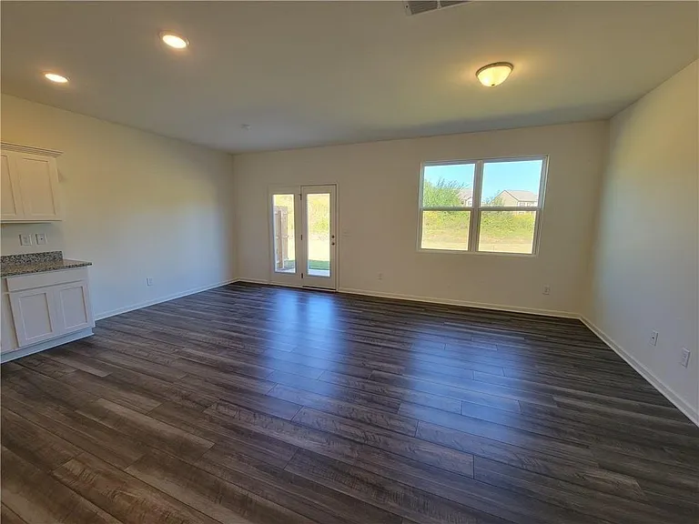 209 Swindon Dr — Photo 4