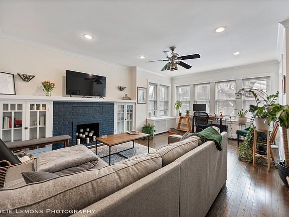 2nd image of 1514 W Byron St #2E