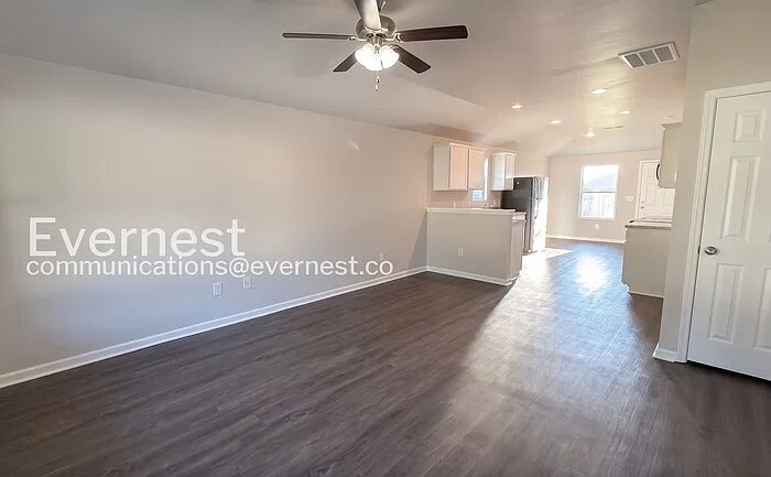 3 bed, 2.0 bath, 1125 sqft, $1,380 — Photo 4