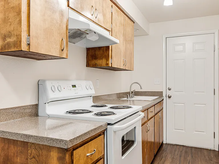 Island Park Apartments — Photo 6