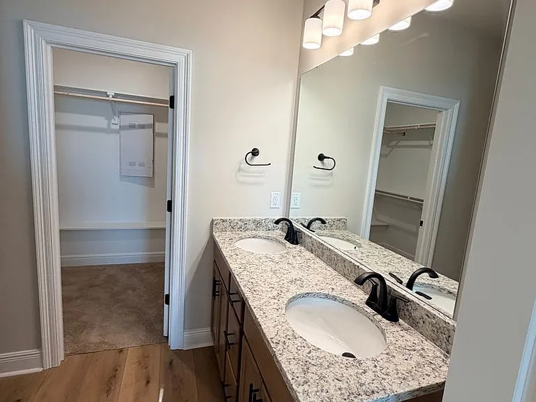 820 Venecia Dr — Photo 24