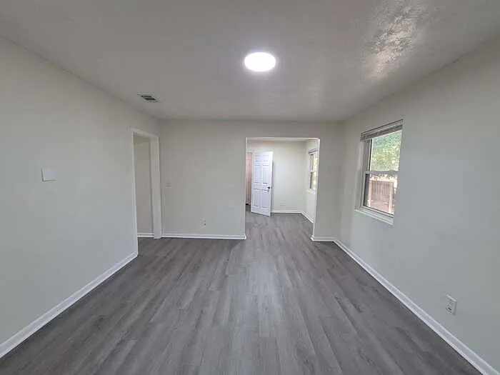 3 bed, 1.0 bath, 925 sqft, $1,325 — Photo 2